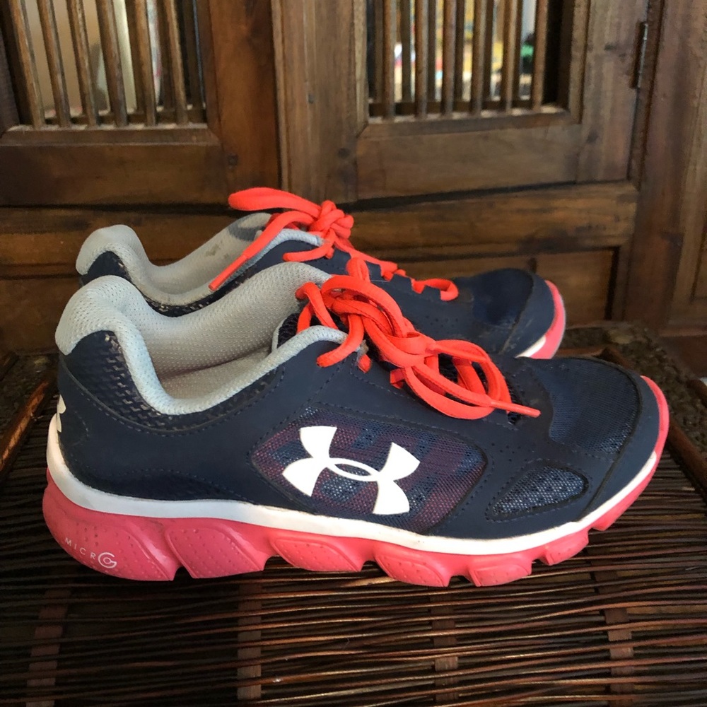 Under Armour shoe Youth 3.5/EU 35.5/ Women 5-5.5
